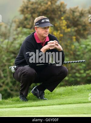 Colin Montgomerie British Masters. Der schottische Colin Montgomerie auf dem 2. Green während der British Masters 2004 in Forest of Arden. Stockfoto