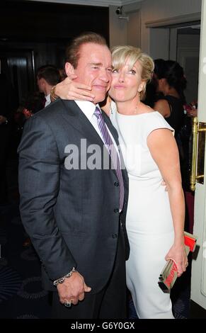 Arnold Schwarzenegger und Emma Thompson bei den Empire Magazine Film Awards im Grosvenor Hotel, London. Stockfoto