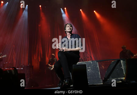 Brett Anderson von Suede tritt auf der Bühne während der Teenage Cancer Trust Serie von Charity-Gigs in der Royal Albert Hall in London auf. Stockfoto