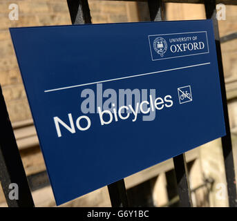 Außerhalb des wird ein Schild mit der Aufschrift „Keine Fahrräder“ angezeigt Oxford University Examination School in Oxford Stockfoto