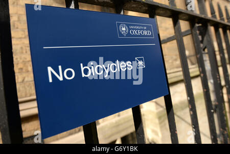 Außerhalb des wird ein Schild mit der Aufschrift „Keine Fahrräder“ angezeigt Oxford University Examination School in Oxford Stockfoto