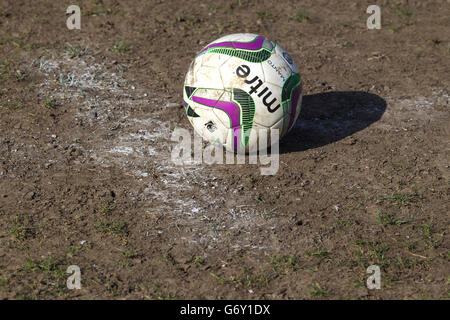 Fußball - unabhängige South Essex Football League - Sonntag Morgen Fußball - AC Milano / Lessa Athletic und Boleyn FC / Cranham. Ein abgenutzter Ball am Spieltag auf dem Spielfeld Stockfoto