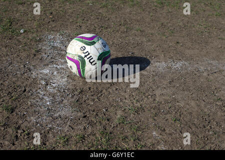 Fußball - unabhängige South Essex Football League - Sonntag Morgen Fußball - AC Milano / Lessa Athletic und Boleyn FC / Cranham. Ein abgenutzter Ball am Spieltag auf dem Spielfeld Stockfoto