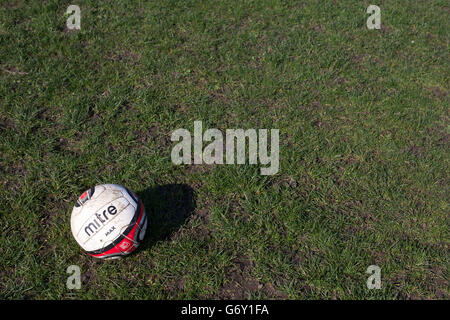 Fußball - unabhängige South Essex Football League - Sonntag Morgen Fußball - AC Milano / Lessa Athletic und Boleyn FC / Cranham. Ein abgenutzter Ball am Spieltag auf dem Spielfeld Stockfoto