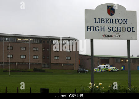 Die Polizei der Liberton High School in Edinburgh starb, nachdem eine Mauer in der Schule auf sie einstürzte. Stockfoto