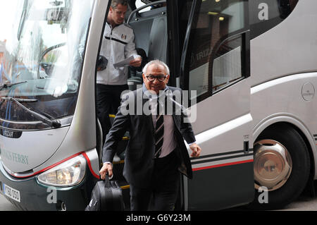 Fulhams Manager Felix Magath tritt aus dem Clubbus, nachdem er in der Villa Park angekommen ist Stockfoto