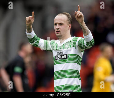 Fußball - Scottish Premiership - Dundee United / Celtic - Tannadice Park. Leigh Griffiths von Celtic begrüßt die Fans am Ende während des Spiels der schottischen Premiership im Tannadice Park, Dundee. Stockfoto