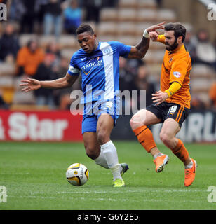 Jack Price von Wolverhampton Wanderers (rechts) und Britt Assombalonga von Peterborough United fordern während des Spiels den Ball Stockfoto