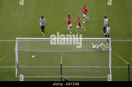 Adnan Januzaj von Manchester United feiert im Spiel der Barclays Premier League im St. James' Park, Newcastle, das vierte Tor seiner Seite. Stockfoto