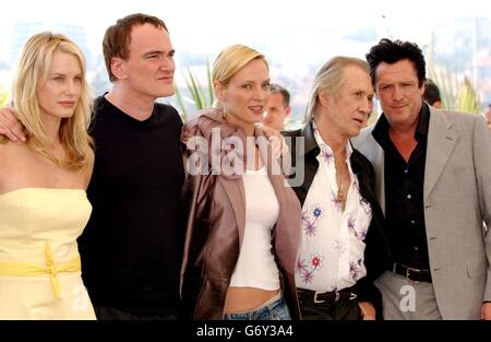 (Links-rechts) Daryl Hannah, Regisseur Quentin Tarantino, Uma Thurman, David Carradine und Michael Madsen während einer Fotoschau für ihren neuesten Film Kill Bill Vol 2, der auf der Riveria Terrace im Palias du Festival während der 57. Filmfestspiele von Cannes in Frankreich stattfand. Stockfoto