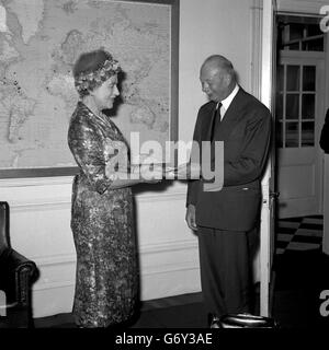 Der Herzog von Gloucester, Vorsitzender des Rates der British Red Cross Society, übergab der Gräfin von Limerick während einer ratssitzung am Sitz der Gesellschaft in London eine goldene Replik des Ehrenabzeichens der Klasse I. Ebenfalls anwesend waren die Königliche Prinzessin, Oberkommandant des Roten Kreuzes, und die Fürstin Alexandria, Schutzpatronin des Roten Kreuzes. Lady Limerick erhielt auch ein Album, das von Mitgliedern des britischen Roten Kreuzes in Großbritannien und den Niederlassungen der Gesellschaft in Übersee beigesteuert wurde. Im vergangenen Jahr ging sie nach fast 50 Jahren Dienst in der Gesellschaft als stellvertretende Vorsitzende in den Ruhestand. Stockfoto