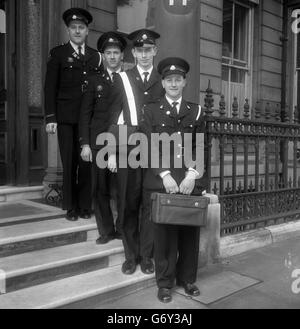 Vier von sechs Parteien des britischen Roten Kreuzes fliegen aus, um medizinische und soziale Arbeit für den Watutsi-Stamm in Uganda zu leisten. Am Hauptsitz der British Red Cross Society in London sind (l-r) Stuart Grafton, 25, aus Coventry; Leslie Treaquist, 23, Von Havant; Nigel Wickes, 19, von Southampton; und John Smith, 33, von Putnoe. Stockfoto