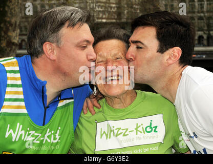 (Von links nach rechts) Shadow Chancellor of the Exchecr Ed Balls, älteste Läuferin beim Marathon dieses Wochenendes IVA Barr, 86, Und der Schattenminister Andy Burnham, während des Virgin Money London Marathons, hat sich vor dem Virgin Money London Marathon 2014 am kommenden Wochenende für das Victoria Embankment im Zentrum Londons eingesetzt. Stockfoto