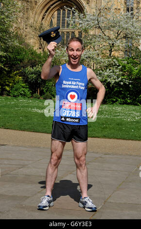 Jim Murphy, der Schattenminister für internationale Entwicklung, der Mittel für den Wohlwollen-Fonds der RAF einsammeln wird, während der Startschuss für den Virgin Money London Marathon am Victoria Embankment im Zentrum von London vor dem Virgin Money London Marathon 2014 am kommenden Wochenende. Stockfoto