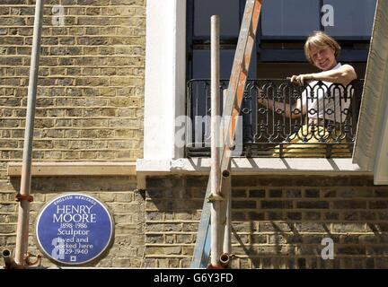 Einer der größten Bildhauer des 20. Jahrhunderts Henry Moore (1898 - 1986) wird mit einer englischen Heritage Blue Plakette in seinem ehemaligen Haus und Atelier in 11a Parkhill Road, Hampstead, London, erinnert, wo er von 1929 bis 1940 mit seiner Frau Irina lebte. Die Künstlertochter Mary Moore (im Bild) entwirbelte die Blaue Plakette bei einer besonderen Zeremonie. Stockfoto