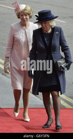 Die Herzogin von Cornwall (rechts) mit Sabina Higgins (links) die Frau des irischen Präsidenten Michael D. Higgins im Windsor Castle in Berkshire während des Staatsbesuchs des Präsidenten. Stockfoto