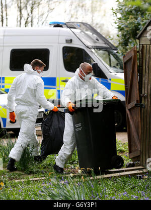 Polizeibeamte durchforschen den Inhalt der Mülleimer im Haus von Peaches Geldof in Wrotham, Kent, nachdem der 25-Jährige gestern Nachmittag zu Hause tot aufgefunden wurde. Stockfoto