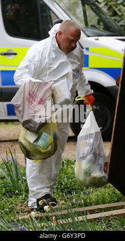 Polizeibeamte durchforschen den Inhalt der Mülleimer im Haus von Peaches Geldof in Wrotham, Kent, nachdem der 25-Jährige gestern Nachmittag zu Hause tot aufgefunden wurde. Stockfoto