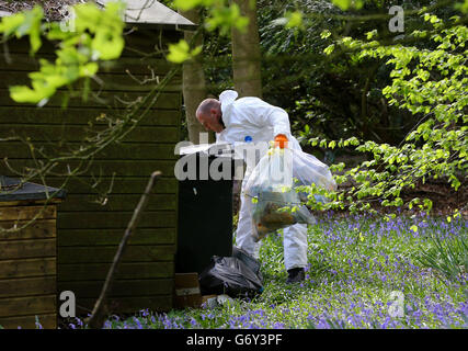 Polizeibeamte durchforschen den Inhalt der Mülleimer im Haus von Peaches Geldof in Wrotham, Kent, nachdem der 25-Jährige gestern Nachmittag zu Hause tot aufgefunden wurde. Stockfoto