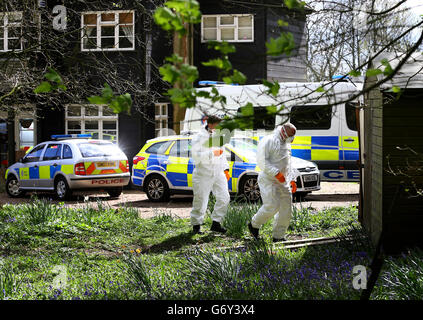 Polizeibeamte durchforschen den Inhalt der Mülleimer im Haus von Peaches Geldof in Wrotham, Kent, nachdem der 25-Jährige gestern Nachmittag zu Hause tot aufgefunden wurde. Stockfoto