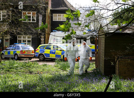 Polizeibeamte durchforschen den Inhalt der Mülleimer im Haus von Peaches Geldof in Wrotham, Kent, nachdem der 25-Jährige gestern Nachmittag zu Hause tot aufgefunden wurde. Stockfoto