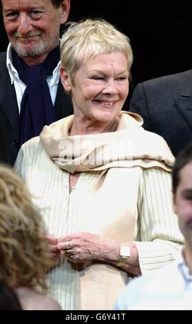 Dame Judi Dench begleitet Studenten von RADA während einer Fotozelle für die Geilgud-Jubiläumsgala - um das Leben und Werk des verstorbenen Schauspielers Sir John Gielgud im Guilgud Theatre im Westen Londons zu feiern. Stockfoto