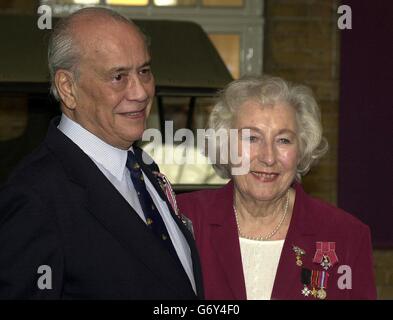 Dame Vera Lynn und Neville Hogan von Hemel Hempstead, Herts, während einer großen Wiedervereinigung der „vergessenen“ vierzehnten Armee, die im Burma-Feldzug des Zweiten Weltkriegs kämpfte, im Imperial war Museum London. Mehr als 100 Veteranen, viele jetzt in den 80ern, und stolz mit ihren Medaillen, nahmen am Empfang zur Mittagszeit Teil, um an eine Reihe von entscheidenden Schlachten zu erinnern, die vor 60 Jahren ausgetragen wurden. Stockfoto