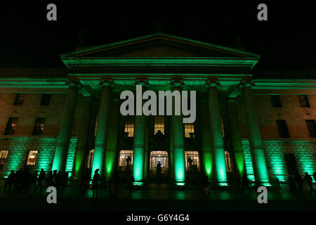 Das General Post Office (GPO) in Dublin ist für das St. Patrick's Festival, das heute beginnt, grün beleuchtet. Stockfoto