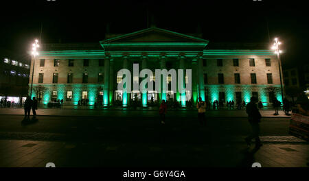 Das General Post Office (GPO) in Dublin ist für das St. Patrick's Festival, das heute beginnt, grün beleuchtet. Stockfoto