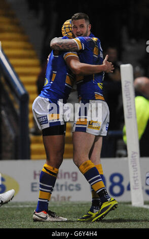 Ben Jones-Bishop von Leeds Rhinos feiert mit Zak Hardaker, nachdem er beim ersten Spiel der Utility Super League im Headingley Carnegie Stadium in Leeds einen Versuch gemacht hat. Stockfoto