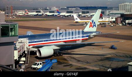 Eine allgemeine Ansicht des Flughafens Gatwick vom Südterminal aus, mit dem Nordterminal im Hintergrund. Stockfoto