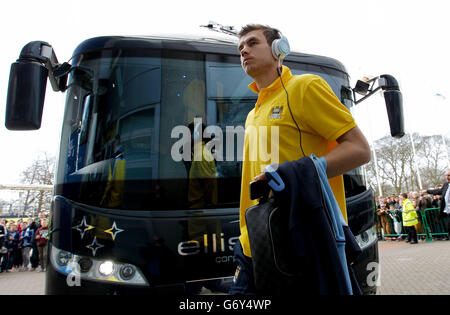 Fußball - Barclays Premier League - Hull City / Manchester City - KC Stadium. Edin Dzeko von Manchester City kommt vor der Barclays Premier League zwischen Hull City und Manchester City im KC Stadium an Stockfoto