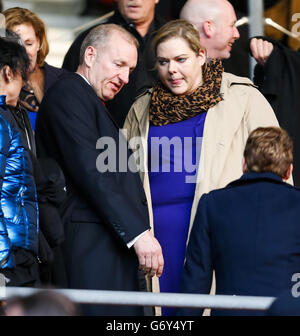 Southampton neuer Vorsitzender Ralph Krueger mit der Clubbesitzerin Katharina Liebherr vor dem Spiel der Barclays Premier League in St. Mary's, Southampton. DRÜCKEN Sie VERBANDSFOTO. Bilddatum: Samstag, 1. März 2014. Siehe PA Geschichte FUSSBALL Southampton. Bildnachweis sollte lauten: Chris Ison/PA Wire. Stockfoto