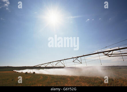 Beregnungs-und Bewässerungstechnik Sprühwasser auf Feldern in der Nähe von Cortez, Colorado, USA Stockfoto