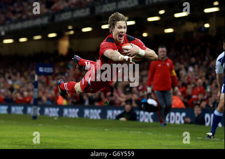 Wales Liam Williams erzielt ihren ersten Versuch beim RBS Six Nations Spiel im Millennium Stadium, Cardiff. Stockfoto