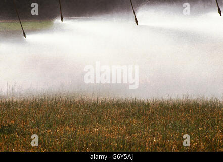 Beregnungs-und Bewässerungstechnik Sprühwasser auf Feldern in der Nähe von Cortez, Colorado, USA Stockfoto