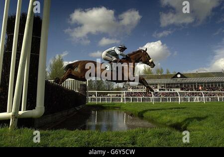 Moss Harvey, geritten von Graham Lee, gewinnt die 16.40 Uhr in Perth. Stockfoto