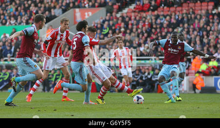 Fußball - Barclays Premier League - Stoke City / West Ham United - Britannia Stadium. Marko Arnautovic von Stoke City erzielt im Spiel der Barclays Premier League im Britannia Stadium in Stoke den zweiten Treffer seiner Seite. Stockfoto