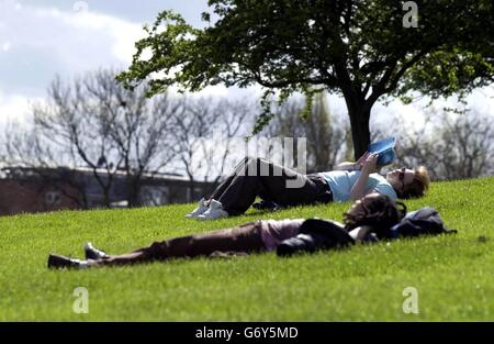 Die Menschen genießen die Frühlingssonne auf Primrose Hill im Norden Londons. Stockfoto