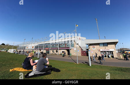 Fans genießen die Sonne vor dem Sixfields Stadium Spiel zwischen Coventry City und Port Vale Stockfoto