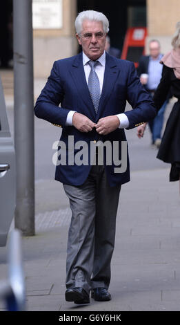 Der Publizist Max Clifford, 70, aus Hersham in Surrey, kommt am Southwark Crown Court an, wo er wegen insgesamt 11 Anklagepunkten wegen unanständigen Übergriffen auf sieben Frauen und Mädchen angeklagt wird. Stockfoto