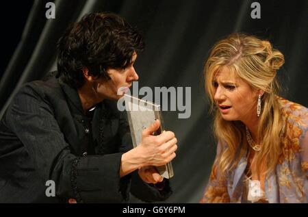 Die Schauspieler Ben Whishaw als Hamlet und Imogen Stubbs als Gertude während einer Fotozelle für Shakespeares Hamlet unter der Regie von Trevor Nunn am Old Vic Theatre in South London Stockfoto