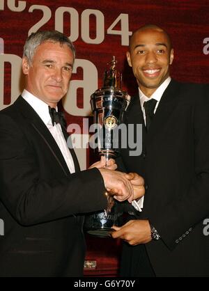 Thierry Henry von Arsenal erhält den PFA Footballer of the Year Award von Chelsea-Manager Claudio Ranieri im Grosvenor House Hotel nach den PFA (Professional Footballer Association) Awards. Stockfoto