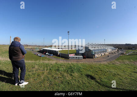 Soccer - Sky Bet League One - Coventry City / Port Valle - Sixfields Stadium. Ein Fan steht auf einer Bank vor dem Sixfields Stadium Stockfoto