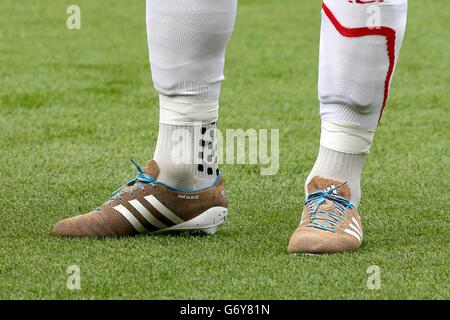 Fußball - Barclays Premier League - Manchester United / Liverpool - Old Trafford. Die gestrickten Fußballschuhe von Liverpools Luis Suarez Stockfoto