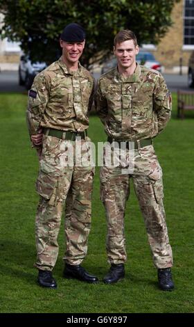 Lance Corporal Simon Moloney (links), der das auffällige Gallanterie-Kreuz mit Lance Corporal Wesley Masters erhalten hat, der das Militärkreuz erhalten hat, nachdem die letzten Operational Honors and Awards im Armoury House im Zentrum von London bekannt gegeben wurden. Stockfoto