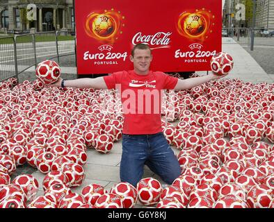 Everton-Star Wayne Rooney mit Tausenden von Coca-Cola-Fußbällen, die auf den Straßen von Liverpool veröffentlicht wurden. Die Softdrinks-Firma bringt die Nation in diesem Sommer in den Treten, indem sie eine Million Fußbälle auf speziellen Dosen, Flaschen und Multipacks von "Coca-Cola" verschenkt und eine "Get Kicking"-Tour startet, um alle im ganzen Land zu ermutigen, Spaß beim Kicking zu haben. Stockfoto