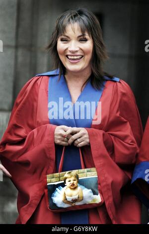 Die Fernsehmoderatorin Lorraine Kelly kommt mit einer Tasche und einem Foto ihrer Tochter Rosie an, um mit Studenten auf einer Kneipentour durch die Straßen von Dundee zu fahren, bevor sie als Rektorin der Dundee University eingesetzt wird. Die in Glasgow geborene GMTV-Moderatorin schlug im Februar die BBC Radio Scotland-Moderatorin Lesley Riddoch und den in Schande geratenen ehemaligen MI5-Agenten David Shayler, um Rektor zu werden. Stockfoto