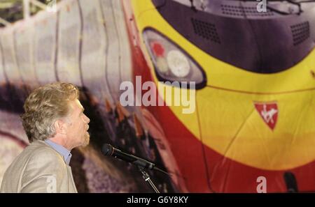 Sir Richard Branson bei einem Besuch der ALSTOM-Fabrik in Washwood Heath in Birmingham, um die Belegschaft zu beglückwünschen, als der letzte der 53 neigbaren Züge von Virgin Pendolino seine Reise entlang der Produktionslinie begann. Der erste Kippzug, der Fahrgäste befördert, die bezahlen, wird von der Virgin Trains-Gesellschaft von Sir Richard Branson betrieben. Sir Richard schloss sich den Kunden des Virgin Crosscountry Service an, der heute Morgen zwischen Oxford und Banbury in den Neigungsmodus ging. Der Kippbetrieb mit einer Geschwindigkeit von 110 km/h auf einem Super Voyager-Zug läutet in diesem Herbst den Start des Neigebetriebs von Virgin's mit einer Geschwindigkeit von 125 km/h ein Stockfoto