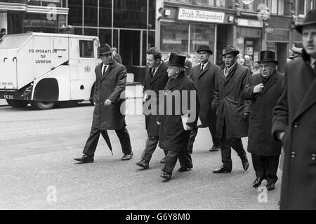 Präsident Zalman Shazar von Israel (zweiter von rechts) und David Ben-Gurion (Mitte, Seidenhut), ein ehemaliger israelischer Premierminister, in einer Gruppe, die von der St. Paul's Cathedral zurück zu ihrem Londoner Hotel geht, nachdem sie Sir Winston Churchills Beerdigung besucht haben. Sie gingen zu und von der Kathedrale, weil sie unter jüdischer Religion am jüdischen Sabbat verboten sind, mit dem Auto zu fahren. Stockfoto